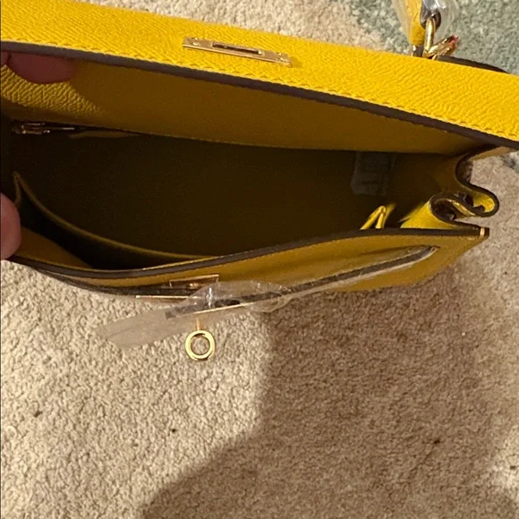 NEW Yellow Crossbody Fashion Handbag ❤️ - Picture 4 of 8